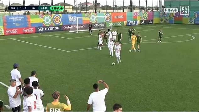 邮报：英格兰U15比赛中1-4落后，球员被种族歧视后全队离场不踢